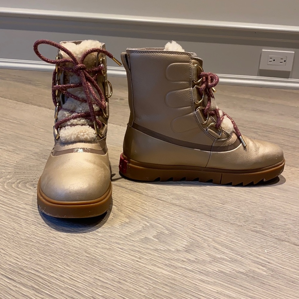 Sorel gold with pink sparkly laces size 7.5 women’s (not an option to select)